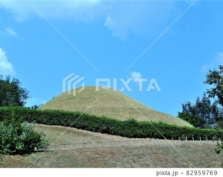高松塚古墳全景ロング、コピースペース有、芝生と緑、青い空が爽やかで清々しい 82959769
