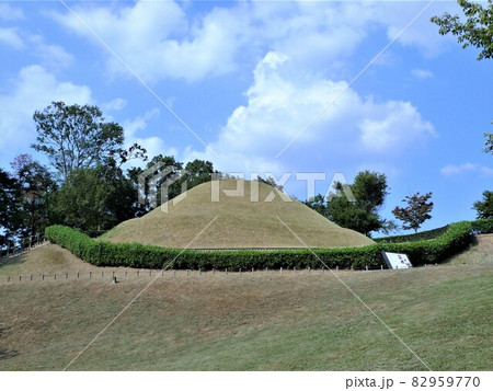 高松塚古墳全景ロング、コピースペース有、芝生と緑、青い空が爽やかで清々しい 82959770