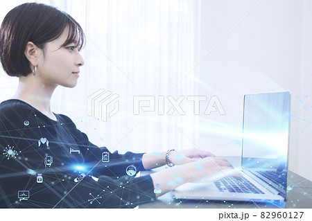 ノートパソコンで医療情報をインターネットで調べるOL女性のホログラムのインターフェースグラフィックス ノートパソコンで医療情報をインターネットで調べるOL女性のホログラムのインターフェースグラフィックス 82960127