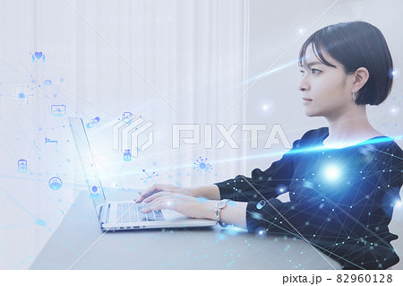 ノートパソコンで医療情報をインターネットで調べるOL女性のホログラムのインターフェースグラフィックス ノートパソコンで医療情報をインターネットで調べるOL女性のホログラムのインターフェースグラフィックス 82960128