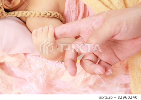 ニューボーンフォト新生児フォトイメージ ニューボーンフォト新生児フォトイメージ 82960240