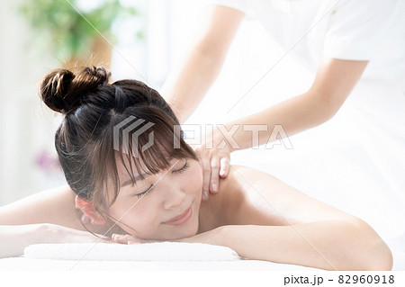 マッサージを受ける若い女性 82960918