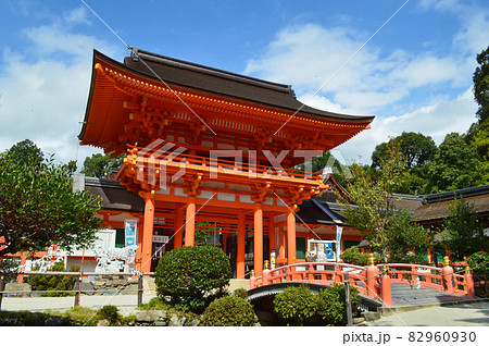秋晴れの昼時に参拝した京都上賀茂神社の楼門が荘厳で美しい 82960930