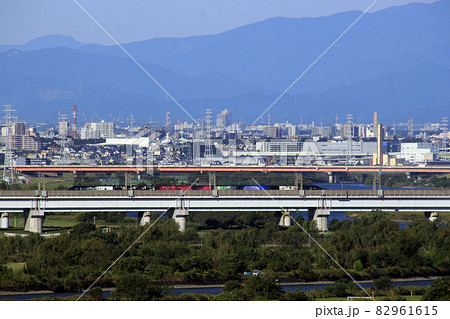 戸田橋を渡る現美新幹線 82961615