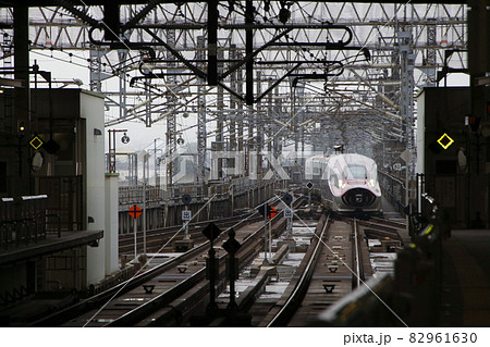 盛岡駅に進入する秋田新幹線E6系（単独） 82961630