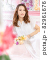 ピンクのお部屋でお花に囲まれた女性 82961676