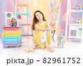 ポップでカラフルなペンキペイント 82961752