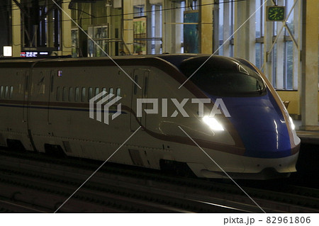 夕暮れの上毛高原を行く上越新幹線E7系 82961806