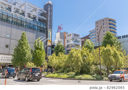 駅前風景　中野駅 82962065