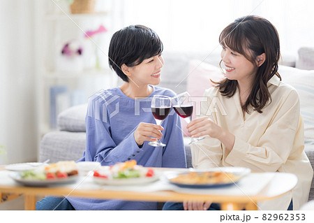 家飲み 自宅でワインを飲む女性 家飲み 自宅でワインを飲む女性 82962353