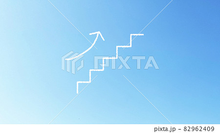 青空の上に階段と矢印のイラスト 82962409