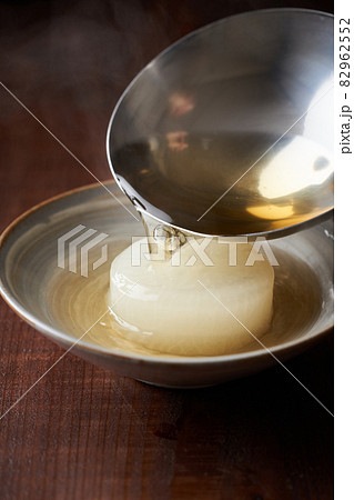 風呂吹き大根に出汁を注ぐ 風呂吹き大根に出汁を注ぐ 82962552