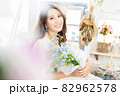 ふんわりアンティークな水色の花束を持った女性 82962578