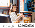 台湾風カフェでくつろぐ女性の姿 82962630