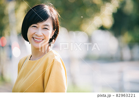 上品な日本人女性・笑顔のミドル女性 82963221
