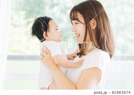 赤ちゃんを抱っこするお母さん 82963674