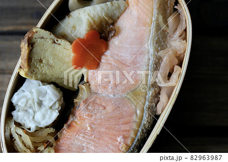 曲げわっぱに入れた焼き鮭のっけ弁当 82963987