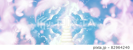 青空を舞う白い羽とキラキラ輝く天国に続く雲の階段 青空を舞う白い羽とキラキラ輝く天国に続く雲の階段 82964240