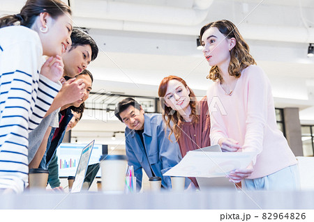 オフィスでミーティング　グローバル 82964826