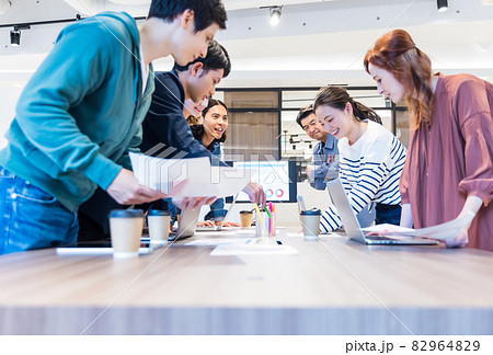 オフィスでミーティング　グローバル 82964829