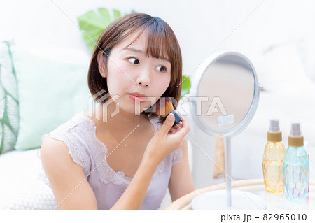 ブラシを使ってメイクをする女性 ブラシを使ってメイクをする女性 82965010