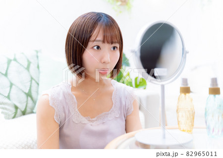 肌の調子をチェックする女性 肌の調子をチェックする女性 82965011