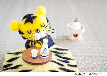 コタツで寝る羊毛フェルトのトラ 82965038