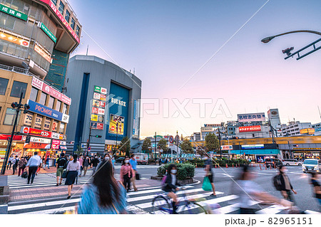 日本の東京都市景観　高田馬場駅前を望む 82965151
