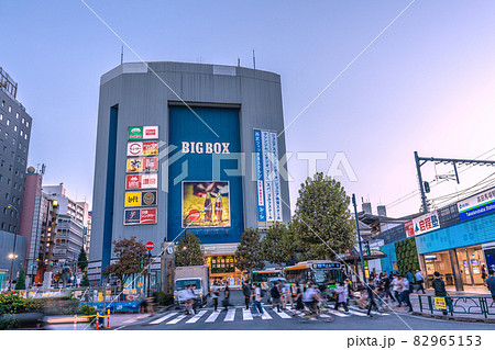 日本の東京都市景観　高田馬場駅前を望む 82965153