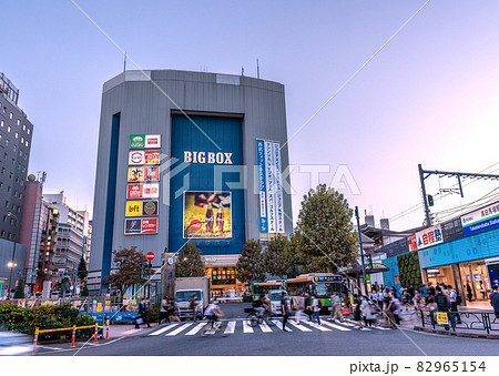 日本の東京都市景観　高田馬場駅前を望む 82965154