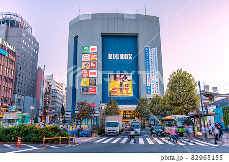 日本の東京都市景観　高田馬場駅前を望む 82965155