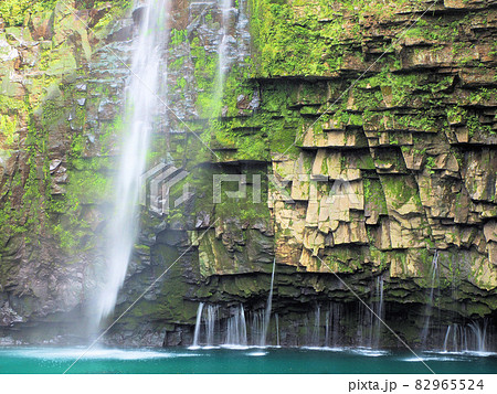 滝壺展望台から眺める夏の雄川の滝 鹿児島県肝属郡南大隅町根占川北 滝壺展望台から眺める夏の雄川の滝 鹿児島県肝属郡南大隅町根占川北 82965524
