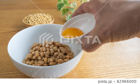 納豆に生卵をかける 納豆に生卵をかける 82966000