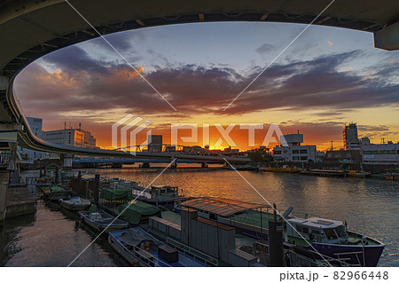 新なにわ筋(湊橋)から大阪市中央卸売市場方面の夕景 82966448
