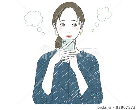 スマホを持ちながら考え事をする女性 82967572