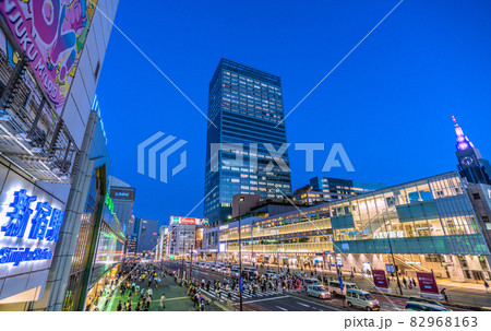 日本の東京都市景観 解除後の新宿駅前。脅威の人流は宣言下の時と変わらない…10月11日 日本の東京都市景観 解除後の新宿駅前。脅威の人流は宣言下の時と変わらない…10月11日 82968163