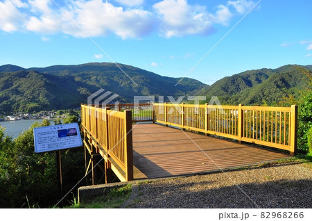 舞鶴引揚記念公園　展望広場の展望台と対岸の山並みと町並み 82968266