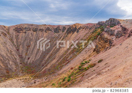 (福島県)吾妻小富士、山頂火口縁の景色 (福島県)吾妻小富士、山頂火口縁の景色 82968385