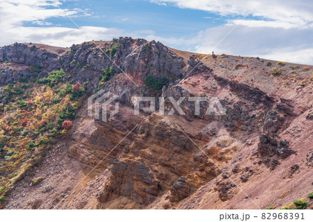 (福島県)吾妻小富士、山頂火口縁の景色 (福島県)吾妻小富士、山頂火口縁の景色 82968391