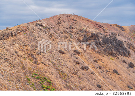（福島県）吾妻小富士、山頂火口縁の景色 82968392