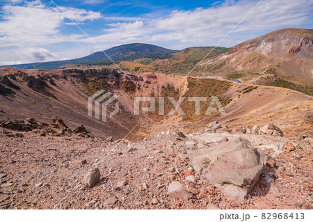 (福島県)吾妻小富士、山頂火口縁の景色 (福島県)吾妻小富士、山頂火口縁の景色 82968413