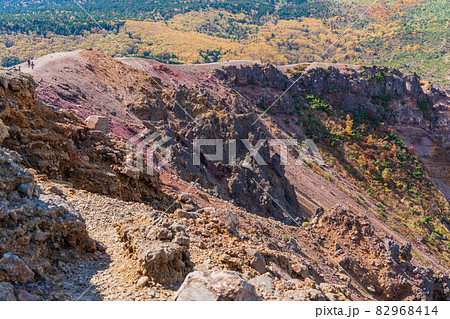(福島県)吾妻小富士、山頂火口縁の景色 (福島県)吾妻小富士、山頂火口縁の景色 82968414
