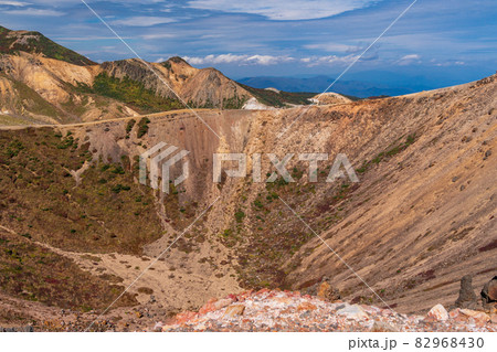 （福島県）吾妻小富士、山頂火口縁の景色 82968430