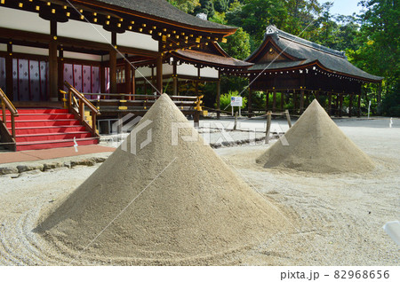 初秋の午前に参拝した京都上賀茂神社の立砂が独特で清々しい 初秋の午前に参拝した京都上賀茂神社の立砂が独特で清々しい 82968656
