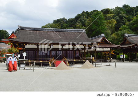 初秋の午前に参拝した京都上賀茂神社の拝殿が神聖で清々しい 82968657