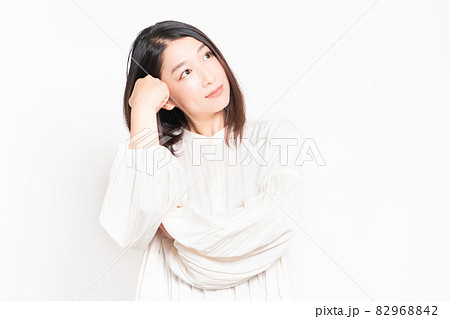 悩み事を抱える主婦 悩み事を抱える主婦 82968842