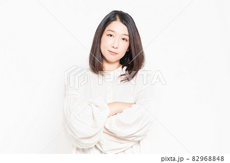 悩み事を抱える主婦 82968848
