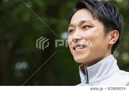 作業着を着た若い男性 82969054