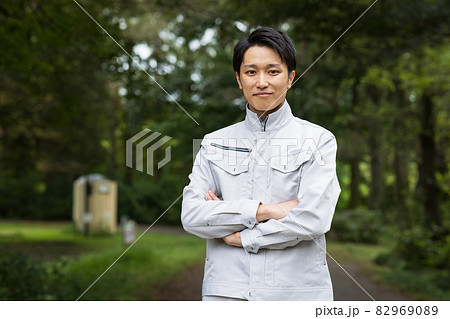 作業着を着た若い男性 82969089