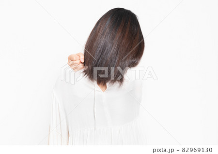 肩こりに悩む女性 肩こりに悩む女性 82969130